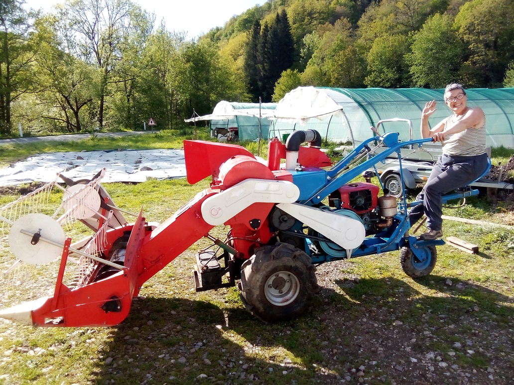 Hélène Decarpignies sur la moissonneuse